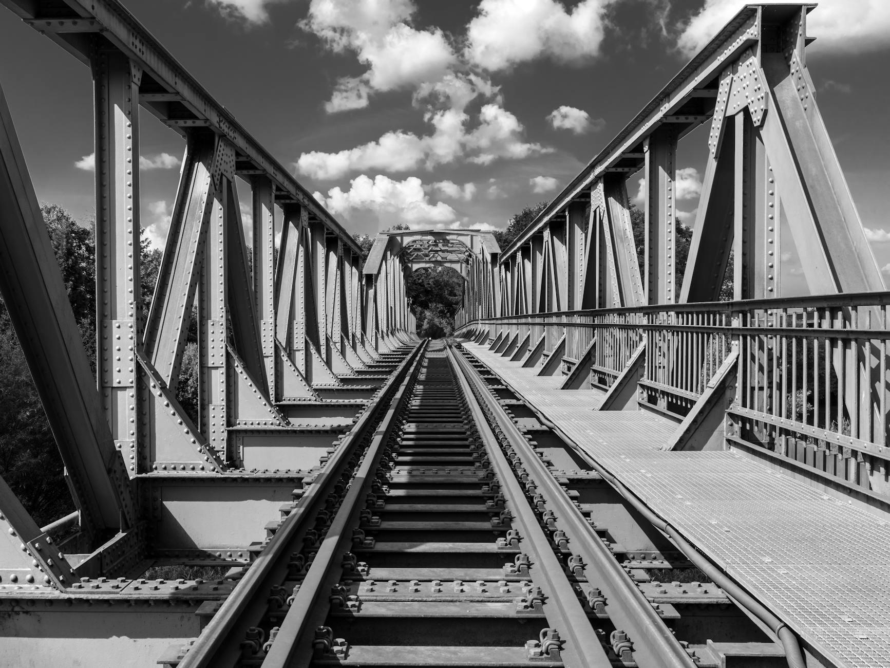 Pracownik kolei sprawdza rozkład jazdy pociągów na stacji w Otwocku