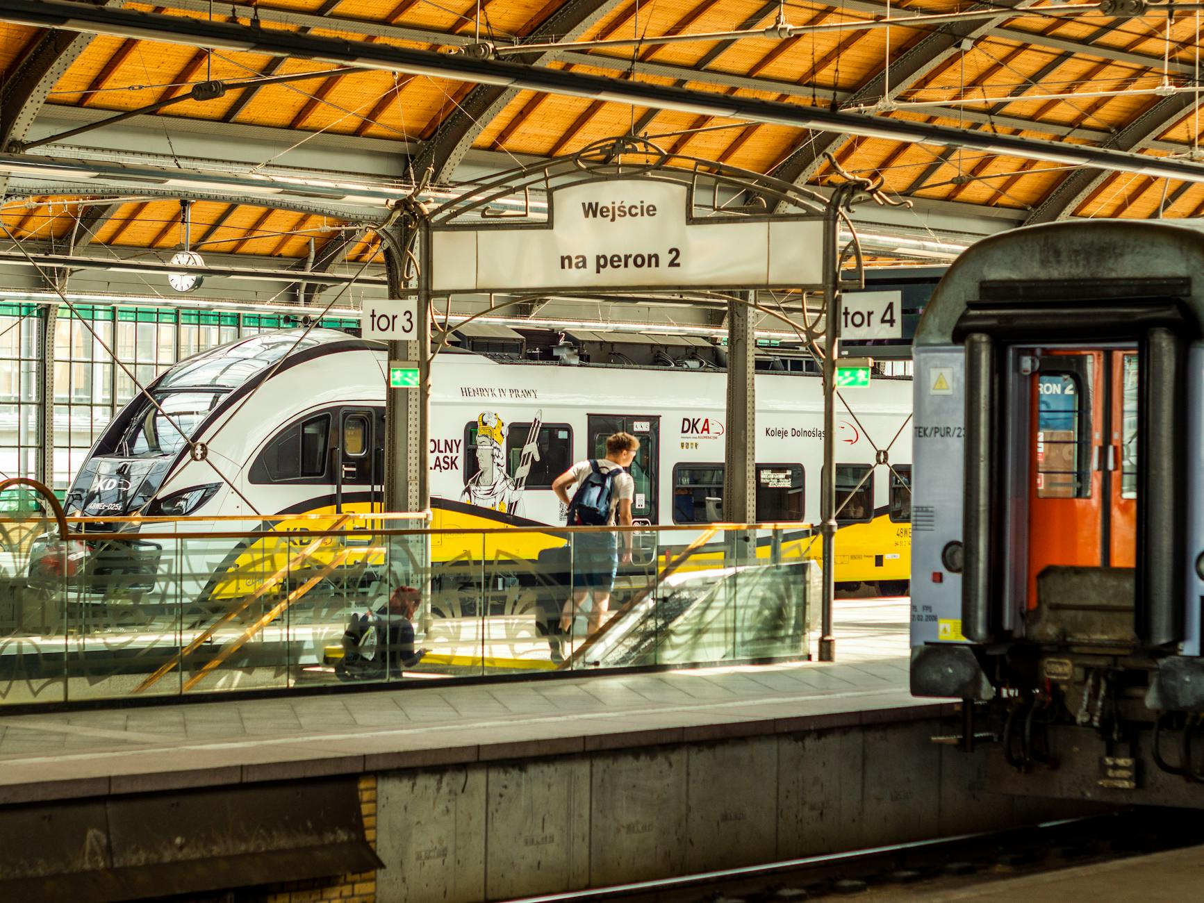 Pracownicy pracujący na linii kolejowej Otwock - Warszawa Wawer, symbolizujący ofertę pracy.