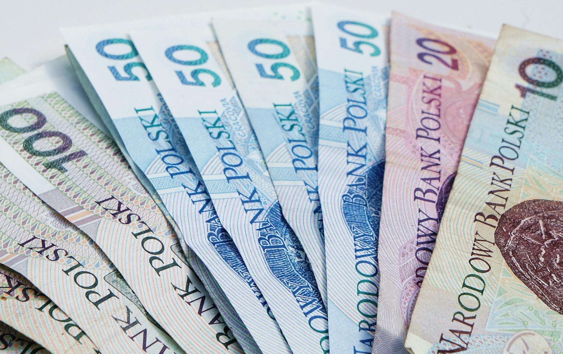 Widok na ulicę Otwocka z charakterystycznymi budynkami i zielenią, typowy dla początku XXI wieku.