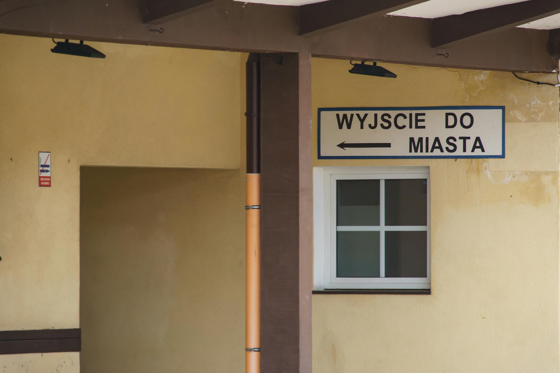 Grafika symbolizująca kolejki do specjalistów w Otwocku, pokazująca symbole lekarzy i zegara.