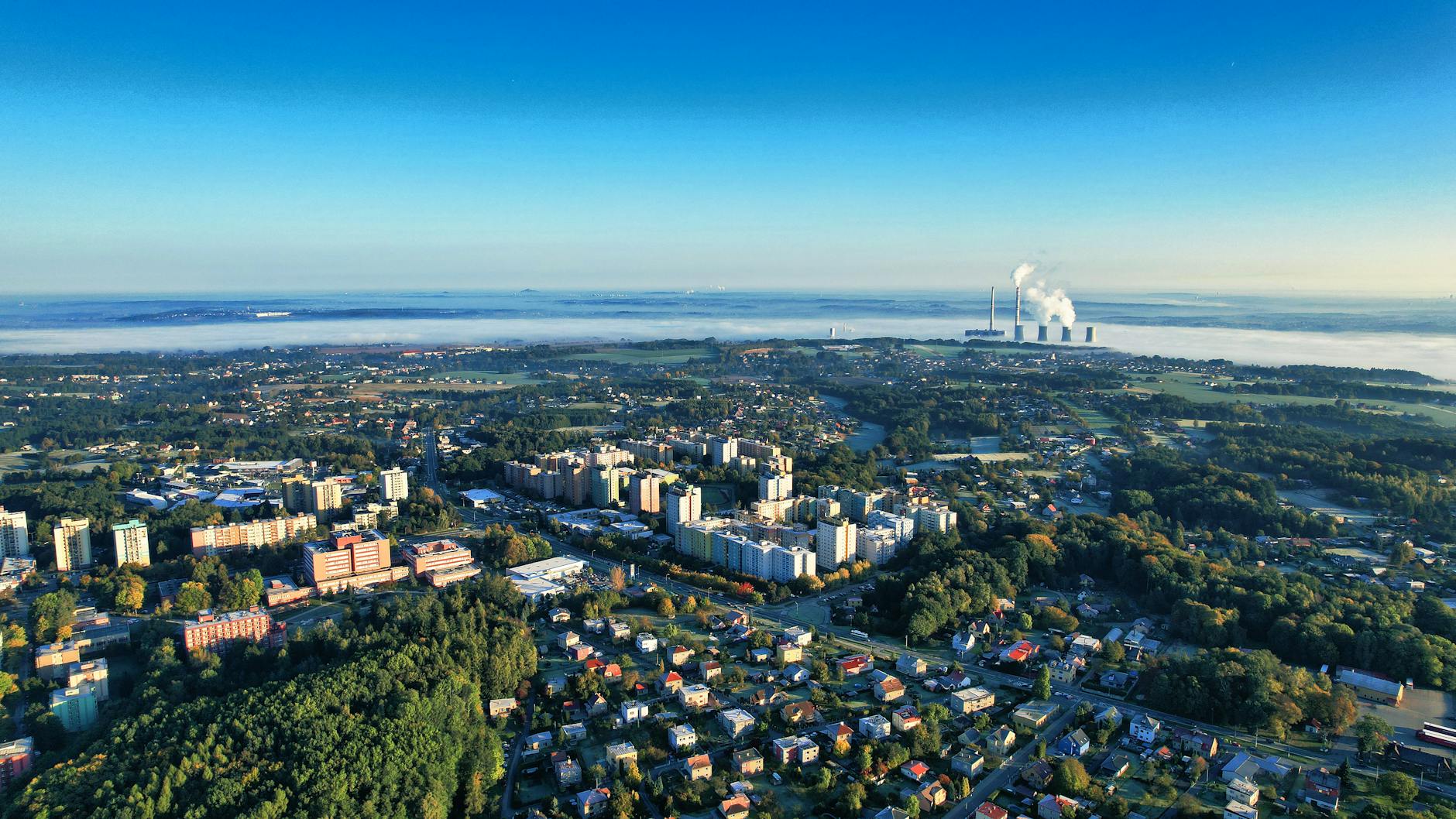 Mapa Otwocka pokazująca stację pomiarową jakości powietrza, z zaznaczeniem problemu smogu PM2.5.