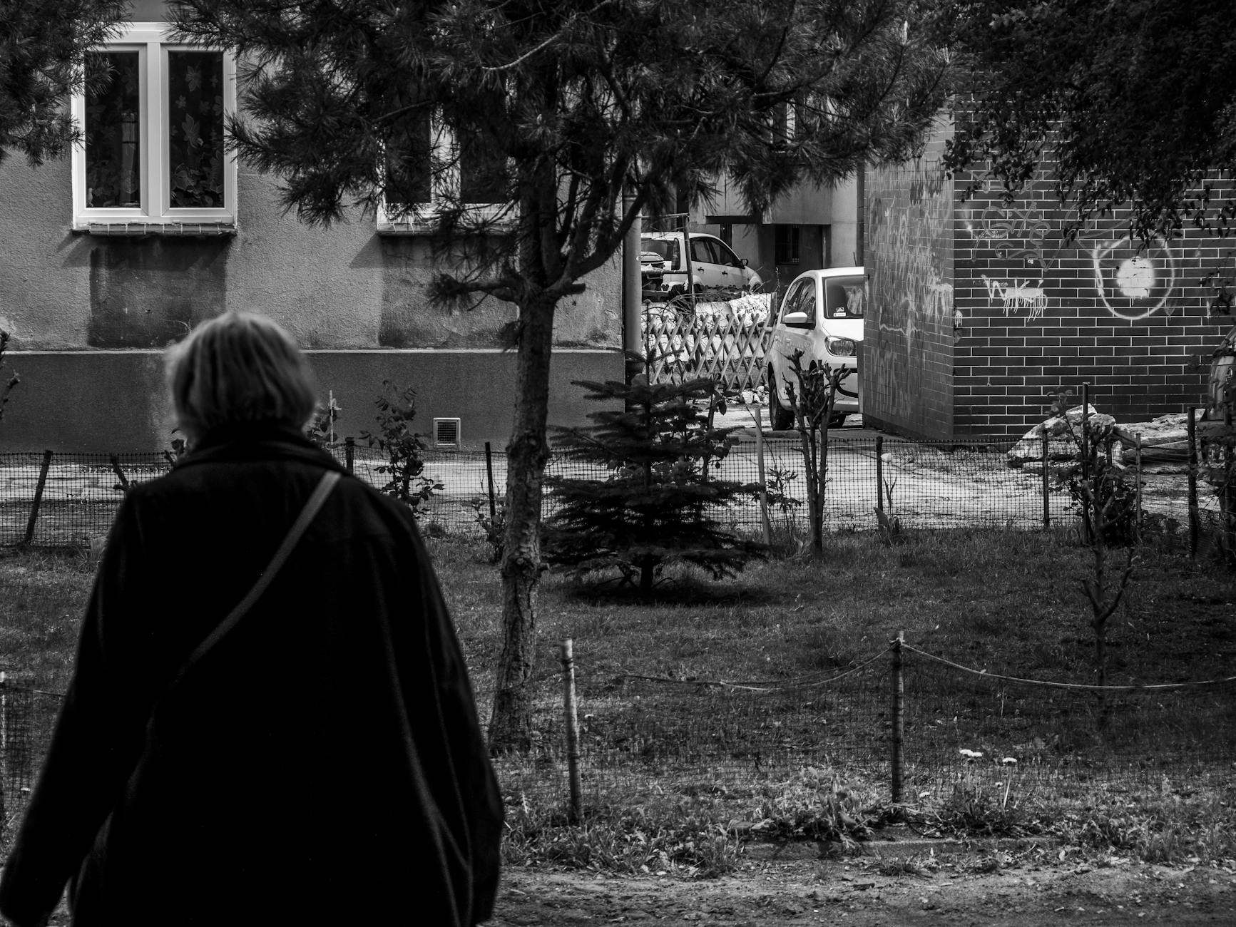 Widok na architekturę Otwocka z elementami zieleni